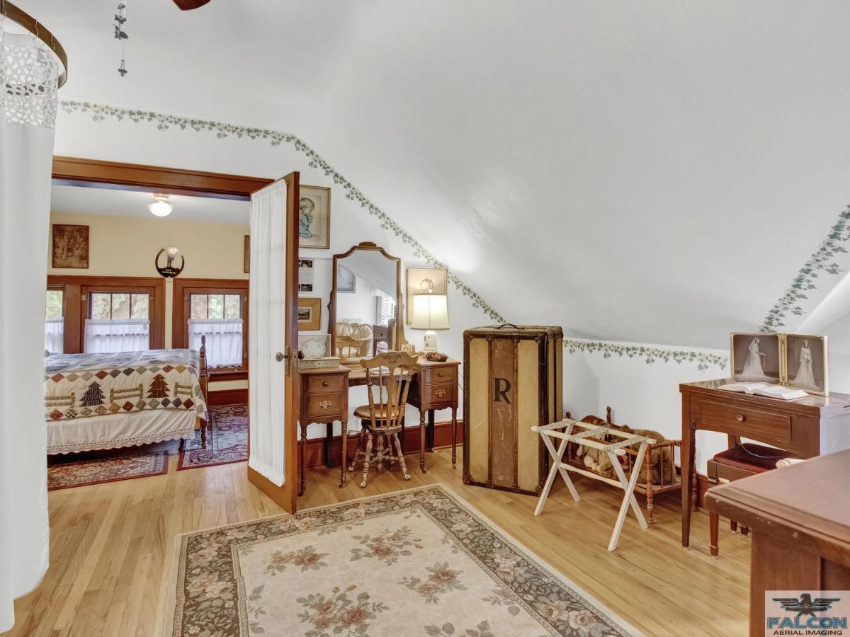 Robins Nest Bed & Breakfast Коди Экстерьер фото
